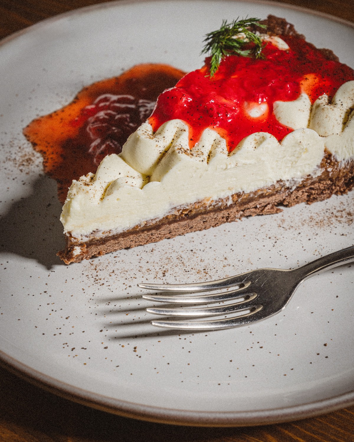 una fetta di torta con panna e fragole del brunch di Sacro