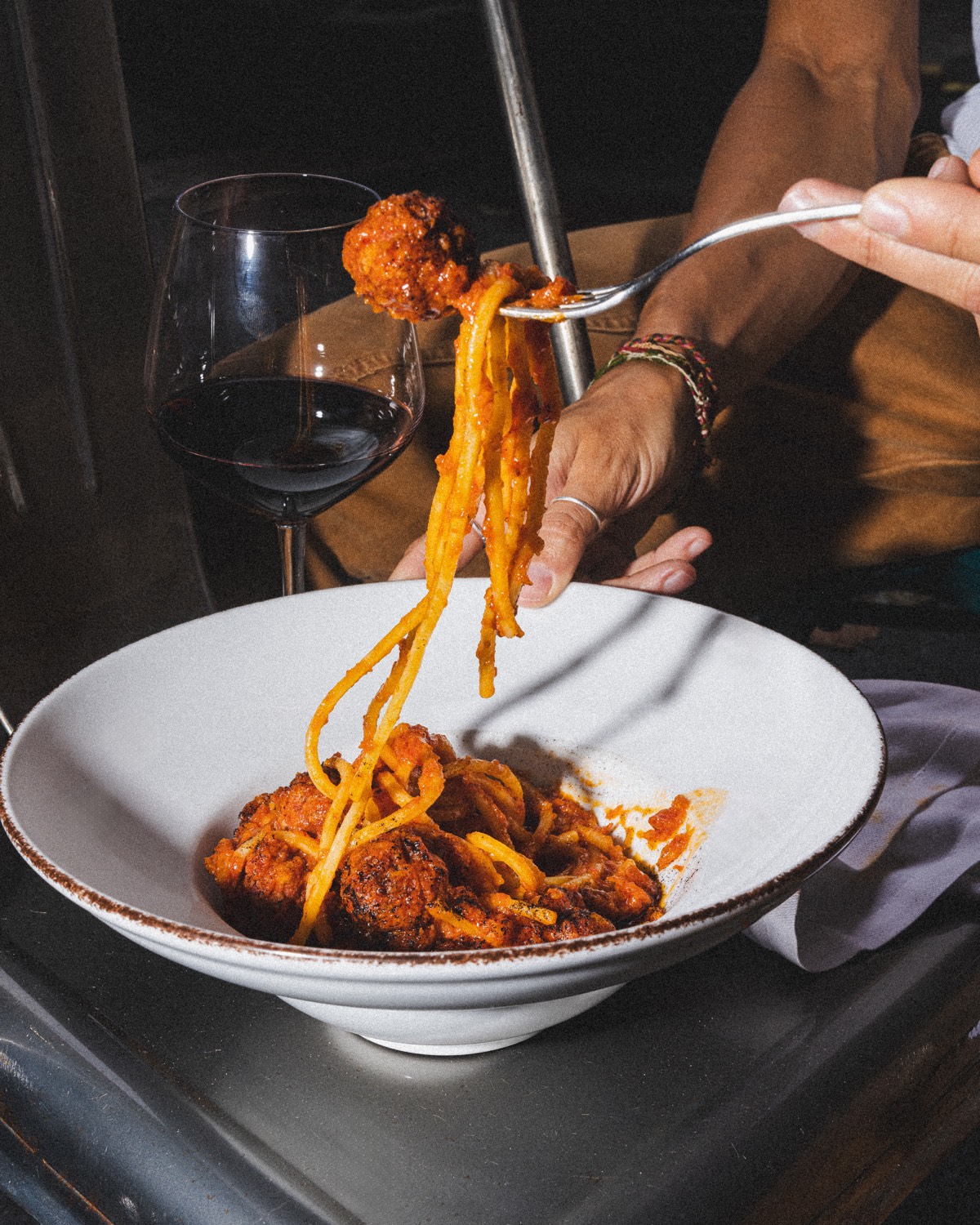 un piatto di pasta al sugo servito da Sacro