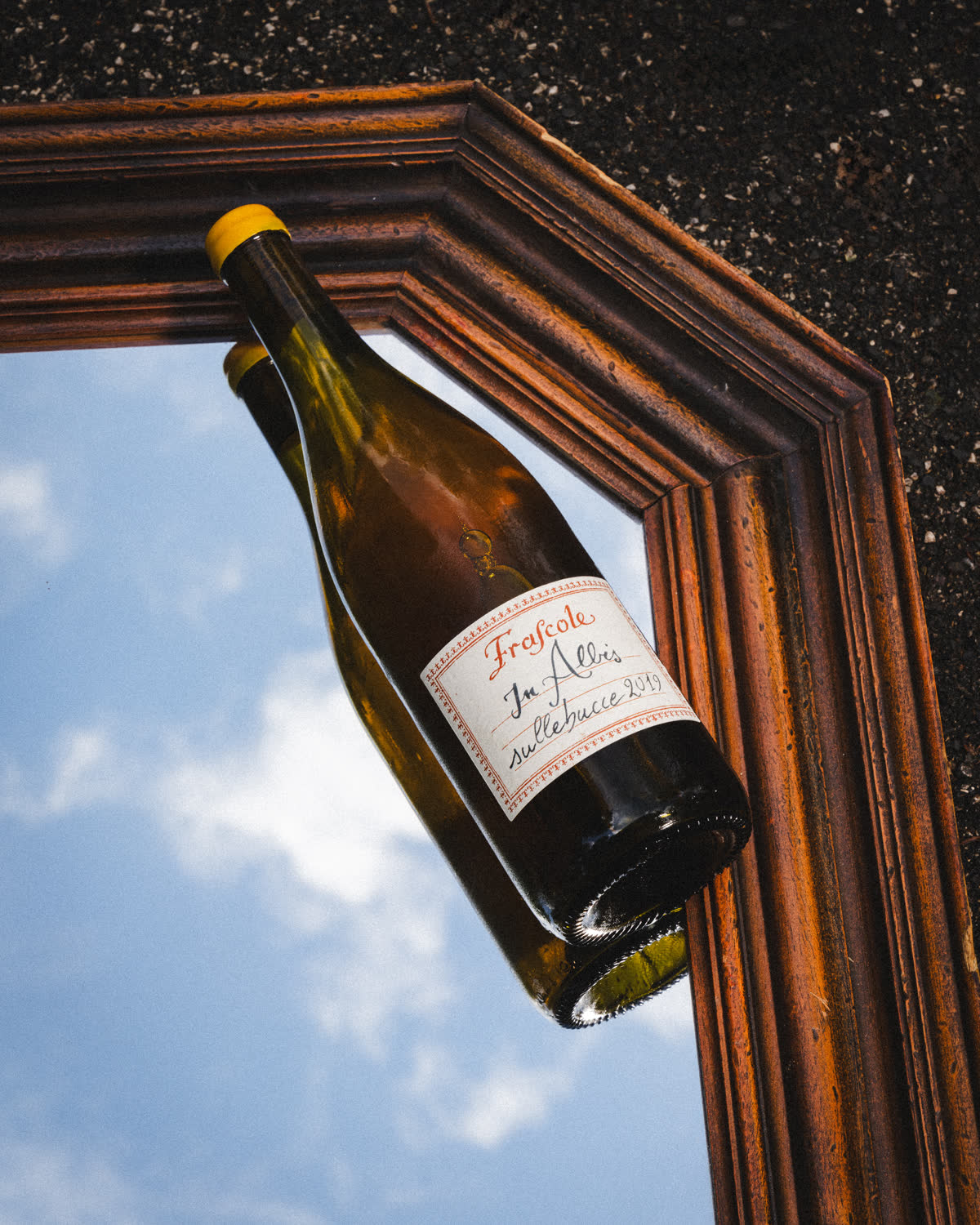 una bottiglia di vino bianco riflessa in uno specchio