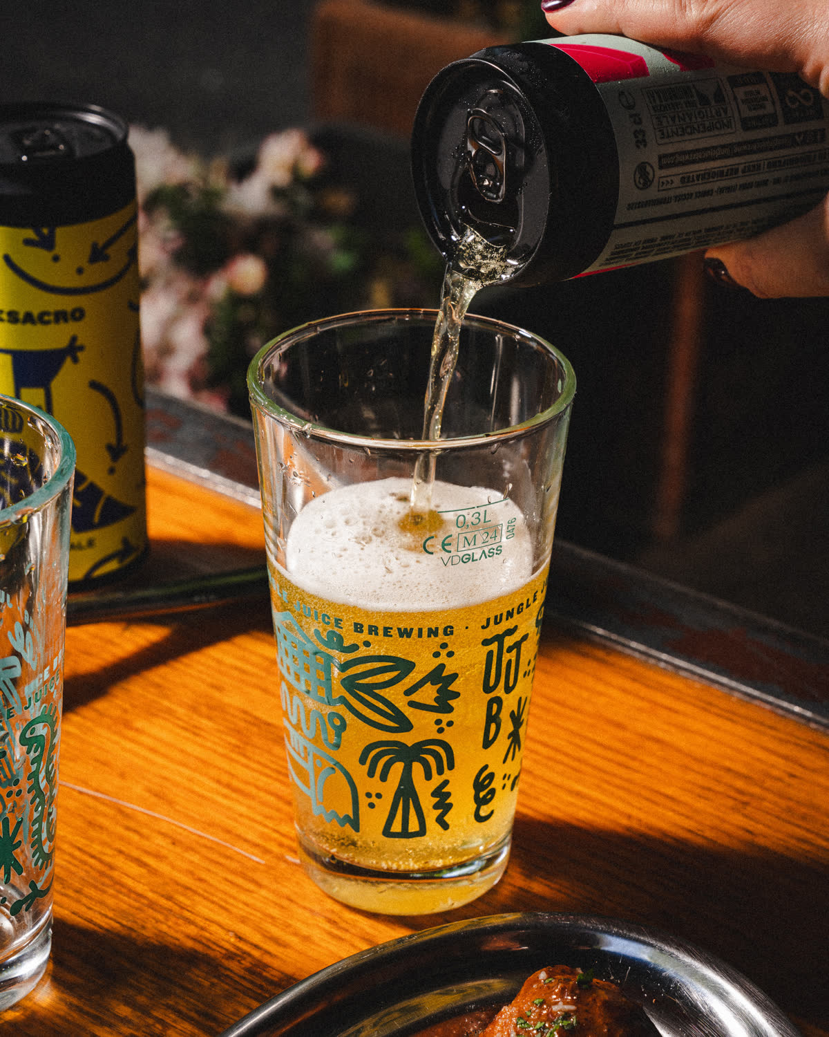 una birra artigianale versata nel bicchiere