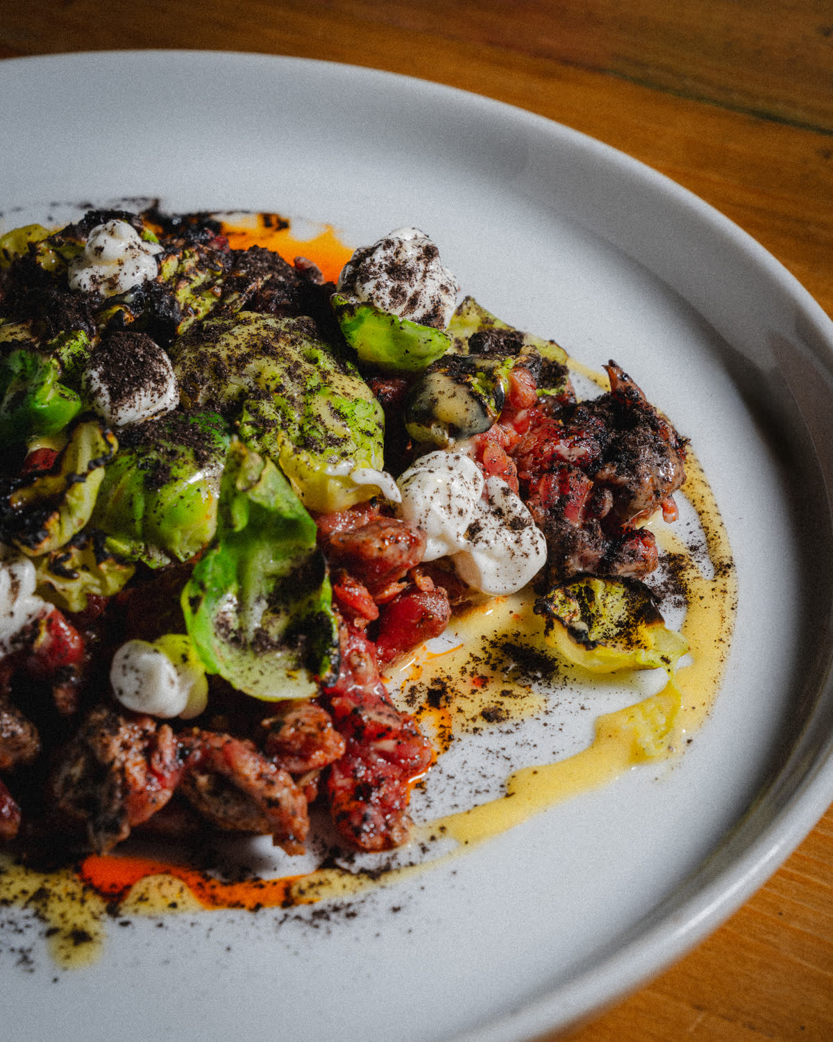 un piatto di verdure, formaggio e olio rosso