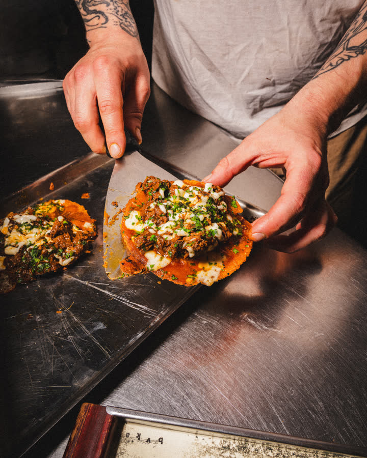 uno chef impiatta le tostadas